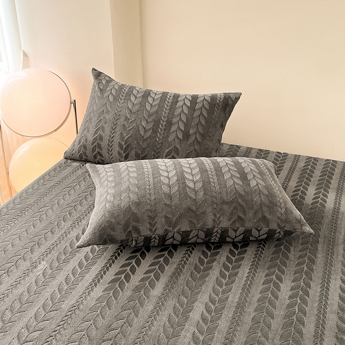 91家纺网 家纺一手货源 找家纺 三盛源 2025新款高克重雕花牛奶绒床笠三件套加厚保暖床垫保护套 麦穗-星空灰