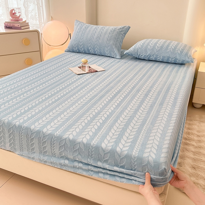 91家纺网 家纺一手货源 找家纺 三盛源 2025新款高克重雕花牛奶绒床笠三件套加厚保暖床垫保护套 麦穗-天空蓝