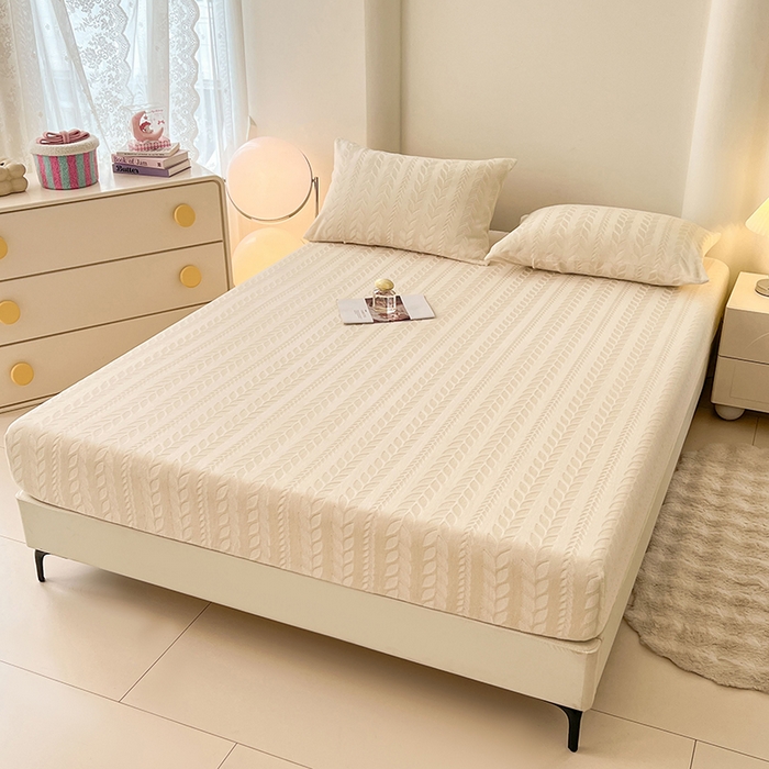 91家纺网 家纺一手货源 找家纺 三盛源 2025新款高克重雕花牛奶绒床笠三件套加厚保暖床垫保护套 麦穗-奶油白