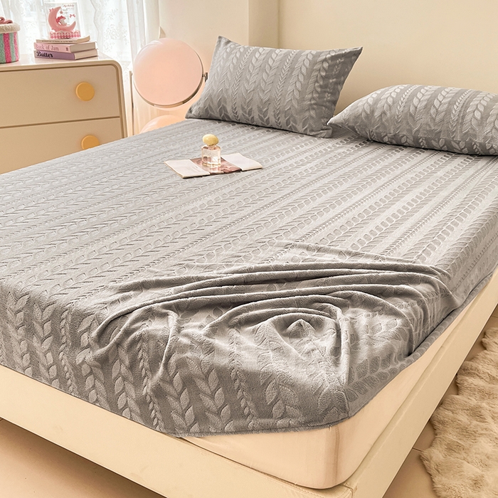 91家纺网 家纺一手货源 找家纺 三盛源 2025新款高克重雕花牛奶绒床笠三件套加厚保暖床垫保护套 麦穗-雅士灰