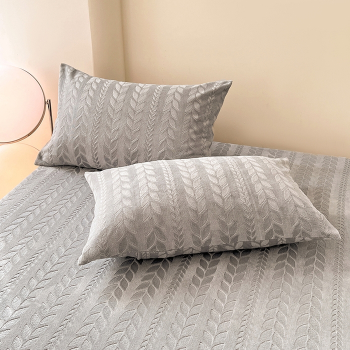 91家纺网 家纺一手货源 找家纺 三盛源 2025新款高克重雕花牛奶绒床笠三件套加厚保暖床垫保护套 麦穗-雅士灰