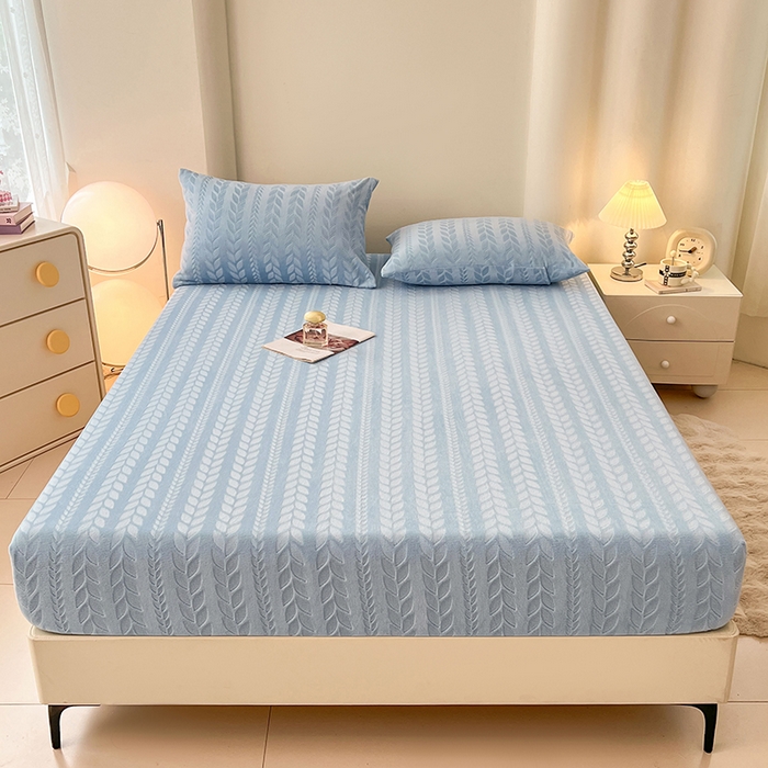 91家纺网 家纺一手货源 找家纺 三盛源 2025新款高克重雕花牛奶绒床笠三件套加厚保暖床垫保护套 麦穗-天空蓝