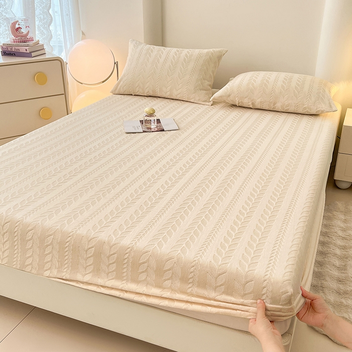 91家纺网 家纺一手货源 找家纺 三盛源 2025新款高克重雕花牛奶绒床笠三件套加厚保暖床垫保护套 麦穗-奶油白