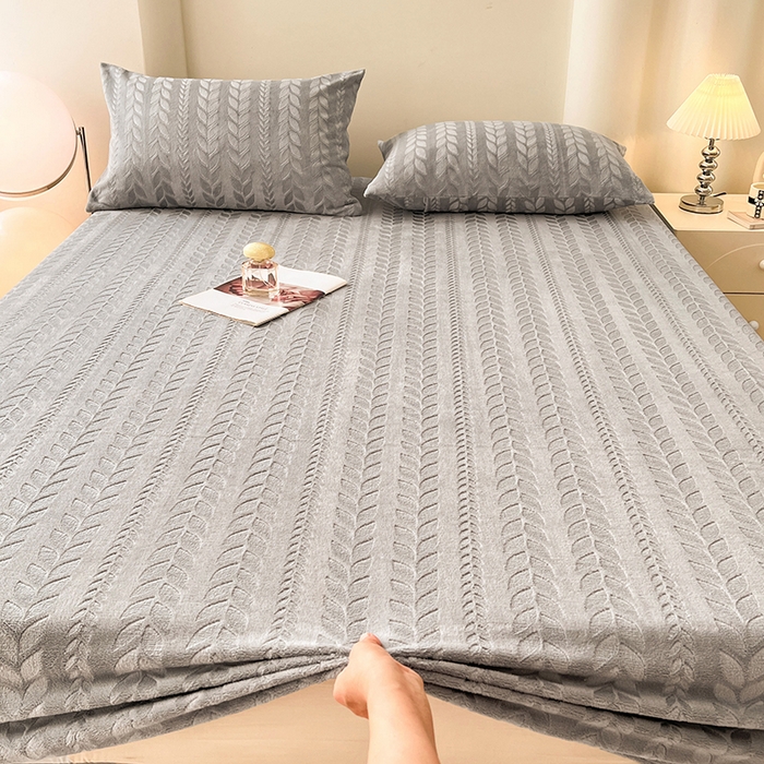 91家纺网 家纺一手货源 找家纺 三盛源 2025新款高克重雕花牛奶绒床笠三件套加厚保暖床垫保护套 麦穗-雅士灰