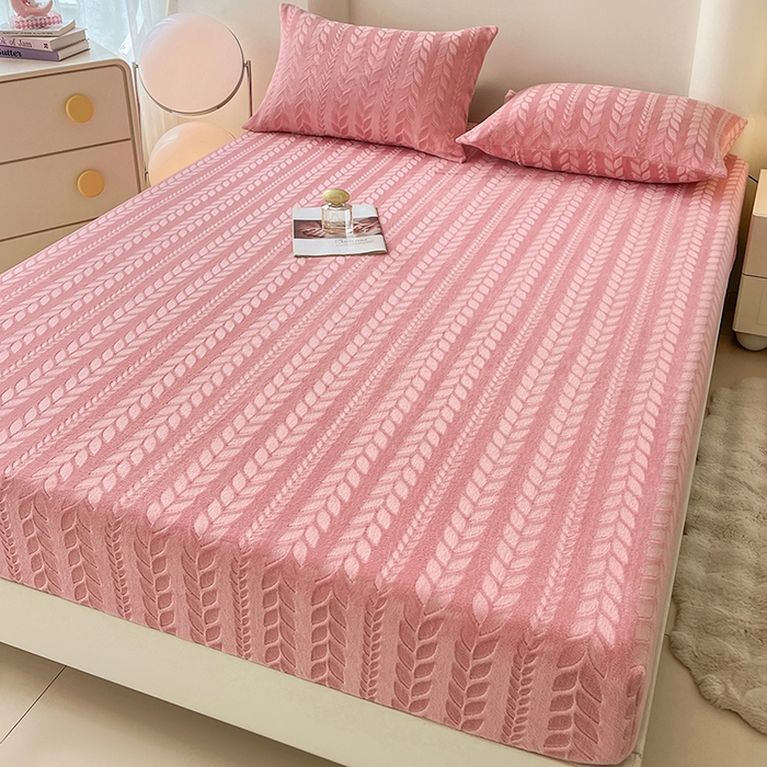 91家纺网 家纺一手货源 找家纺 三盛源 2025新款高克重雕花牛奶绒床笠三件套加厚保暖床垫保护套 麦穗-豆沙粉