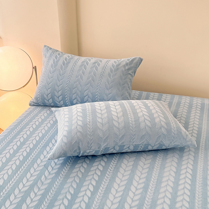 91家纺网 家纺一手货源 找家纺 三盛源 2025新款高克重雕花牛奶绒床笠三件套加厚保暖床垫保护套 麦穗-天空蓝