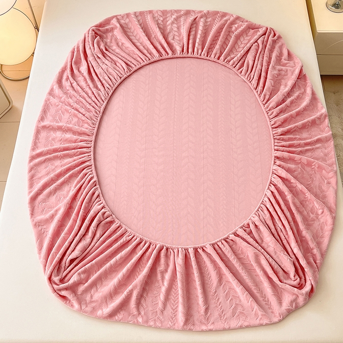 91家纺网 家纺一手货源 找家纺 三盛源 2025新款高克重雕花牛奶绒床笠三件套加厚保暖床垫保护套 麦穗-豆沙粉