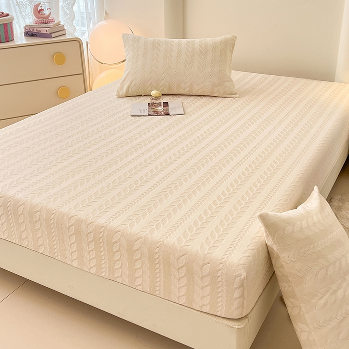 91家纺网 家纺一手货源 找家纺 三盛源 2025新款高克重雕花牛奶绒床笠三件套加厚保暖床垫保护套 麦穗-奶油白