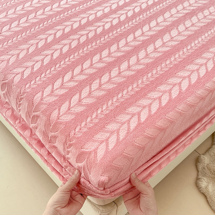 91家纺网 家纺一手货源 找家纺 三盛源 2025新款高克重雕花牛奶绒床笠三件套加厚保暖床垫保护套 麦穗-豆沙粉