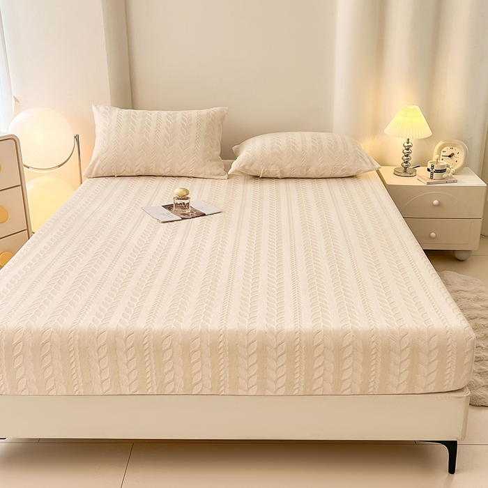 91家纺网 家纺一手货源 找家纺 三盛源 2025新款高克重雕花牛奶绒床笠三件套加厚保暖床垫保护套 麦穗-奶油白