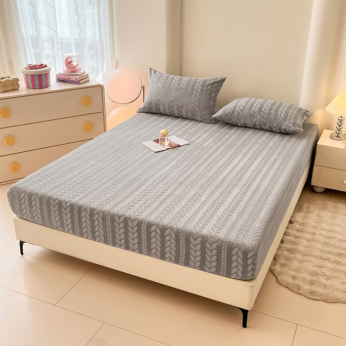 91家纺网 家纺一手货源 找家纺 三盛源 2025新款高克重雕花牛奶绒床笠三件套加厚保暖床垫保护套 麦穗-雅士灰