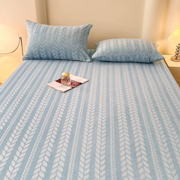 91家纺网 家纺一手货源 找家纺 三盛源 2025新款高克重雕花牛奶绒床笠三件套加厚保暖床垫保护套 麦穗-天空蓝