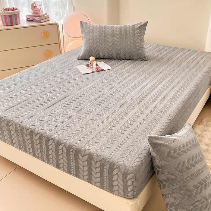 91家纺网 家纺一手货源 找家纺 三盛源 2025新款高克重雕花牛奶绒床笠三件套加厚保暖床垫保护套 麦穗-雅士灰