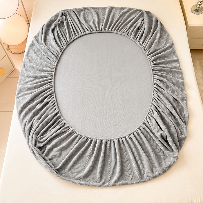 91家纺网 家纺一手货源 找家纺 三盛源 2025新款高克重雕花牛奶绒床笠三件套加厚保暖床垫保护套 麦穗-雅士灰