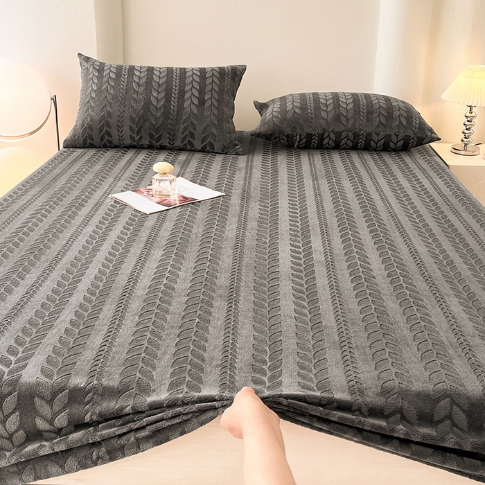 91家纺网 家纺一手货源 找家纺 三盛源 2025新款高克重雕花牛奶绒床笠三件套加厚保暖床垫保护套 麦穗-星空灰