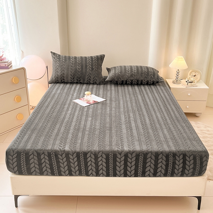 91家纺网 家纺一手货源 找家纺 三盛源 2025新款高克重雕花牛奶绒床笠三件套加厚保暖床垫保护套 麦穗-星空灰