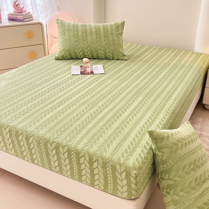 91家纺网 家纺一手货源 找家纺 三盛源 2025新款高克重雕花牛奶绒床笠三件套加厚保暖床垫保护套 麦穗-抹茶绿