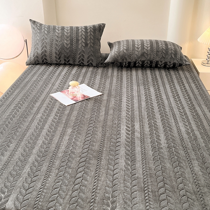 91家纺网 家纺一手货源 找家纺 三盛源 2025新款高克重雕花牛奶绒床笠三件套加厚保暖床垫保护套 麦穗-星空灰