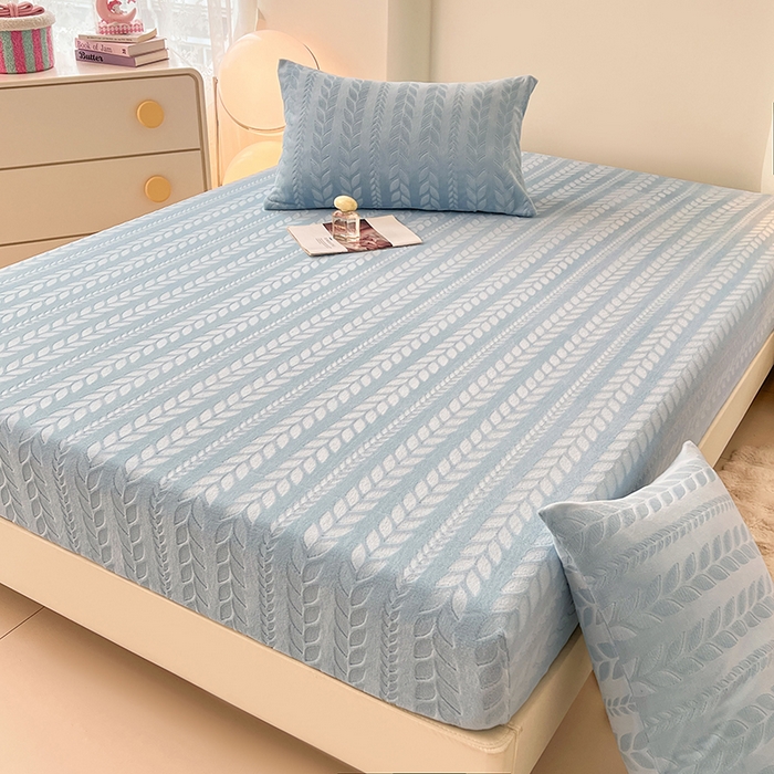 91家纺网 家纺一手货源 找家纺 三盛源 2025新款高克重雕花牛奶绒床笠三件套加厚保暖床垫保护套 麦穗-天空蓝