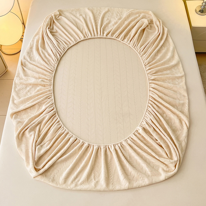 91家纺网 家纺一手货源 找家纺 三盛源 2025新款高克重雕花牛奶绒床笠三件套加厚保暖床垫保护套 麦穗-奶油白