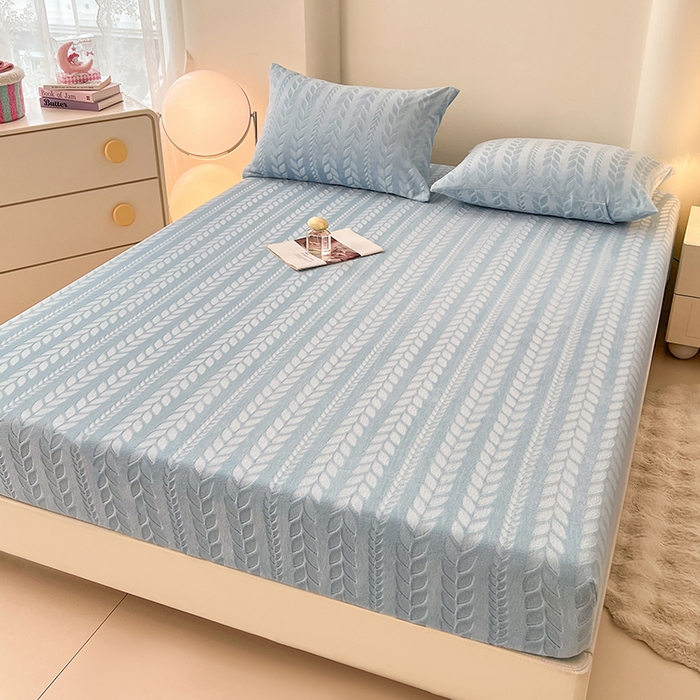 91家纺网 家纺一手货源 找家纺 三盛源 2025新款高克重雕花牛奶绒床笠三件套加厚保暖床垫保护套 麦穗-天空蓝