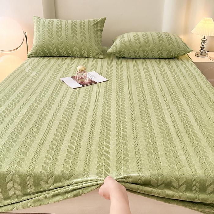 91家纺网 家纺一手货源 找家纺 三盛源 2025新款高克重雕花牛奶绒床笠三件套加厚保暖床垫保护套 麦穗-抹茶绿