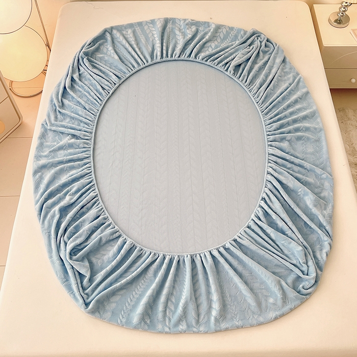 91家纺网 家纺一手货源 找家纺 三盛源 2025新款高克重雕花牛奶绒床笠三件套加厚保暖床垫保护套 麦穗-天空蓝