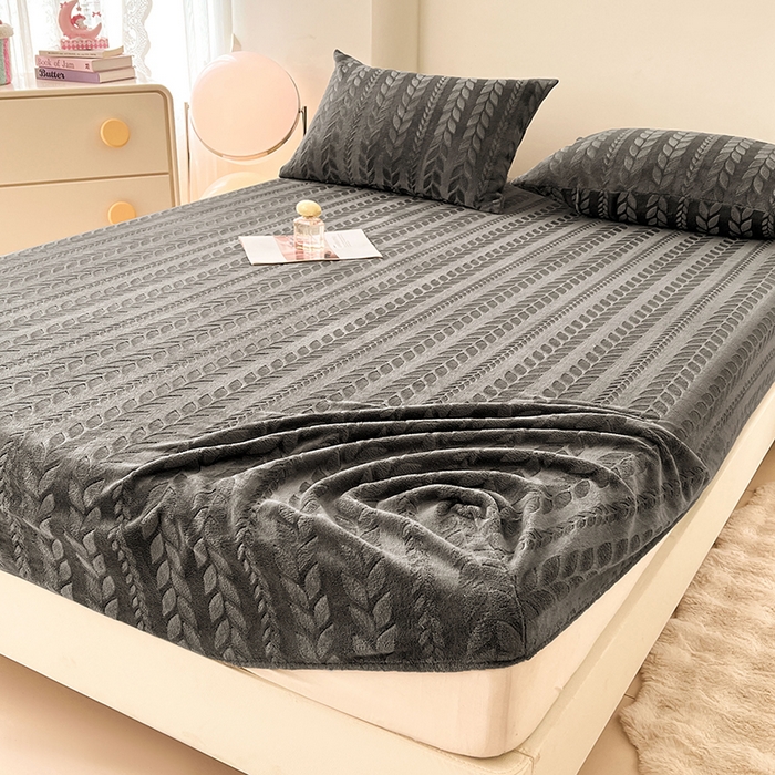 91家纺网 家纺一手货源 找家纺 三盛源 2025新款高克重雕花牛奶绒床笠三件套加厚保暖床垫保护套 麦穗-星空灰