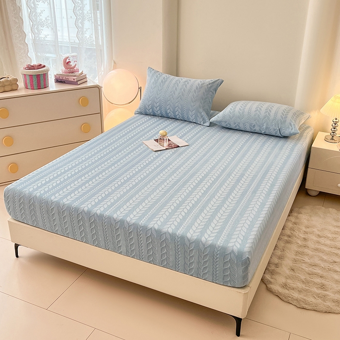 91家纺网 家纺一手货源 找家纺 三盛源 2025新款高克重雕花牛奶绒床笠三件套加厚保暖床垫保护套 麦穗-天空蓝