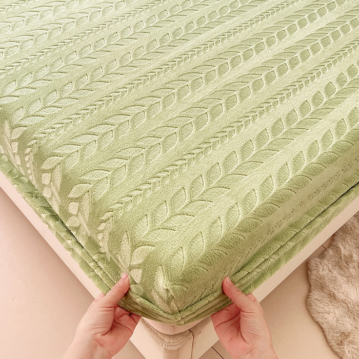 91家纺网 家纺一手货源 找家纺 三盛源 2025新款高克重雕花牛奶绒床笠三件套加厚保暖床垫保护套 麦穗-抹茶绿