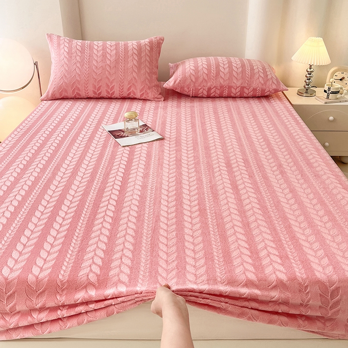 91家纺网 家纺一手货源 找家纺 三盛源 2025新款高克重雕花牛奶绒床笠三件套加厚保暖床垫保护套 麦穗-豆沙粉