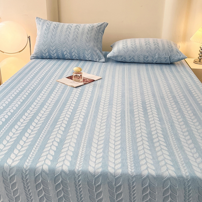 91家纺网 家纺一手货源 找家纺 三盛源 2025新款高克重雕花牛奶绒床笠三件套加厚保暖床垫保护套 麦穗-天空蓝