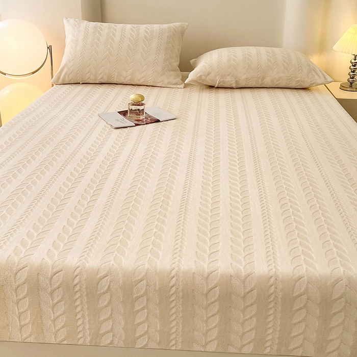 91家纺网 家纺一手货源 找家纺 三盛源 2025新款高克重雕花牛奶绒床笠三件套加厚保暖床垫保护套 麦穗-奶油白