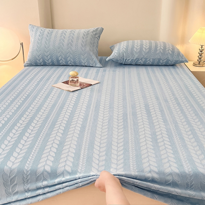 91家纺网 家纺一手货源 找家纺 三盛源 2025新款高克重雕花牛奶绒床笠三件套加厚保暖床垫保护套 麦穗-天空蓝