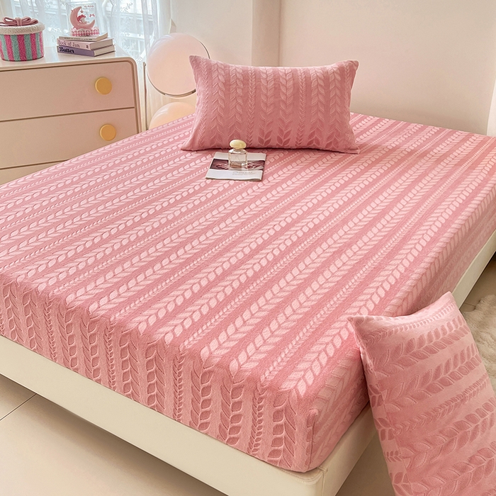 91家纺网 家纺一手货源 找家纺 三盛源 2025新款高克重雕花牛奶绒床笠三件套加厚保暖床垫保护套 麦穗-豆沙粉