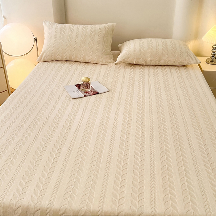 91家纺网 家纺一手货源 找家纺 三盛源 2025新款高克重雕花牛奶绒床笠三件套加厚保暖床垫保护套 麦穗-奶油白