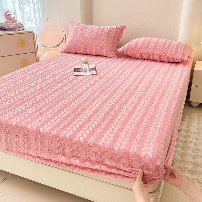 91家纺网 家纺一手货源 找家纺 三盛源 2025新款高克重雕花牛奶绒床笠三件套加厚保暖床垫保护套 麦穗-豆沙粉