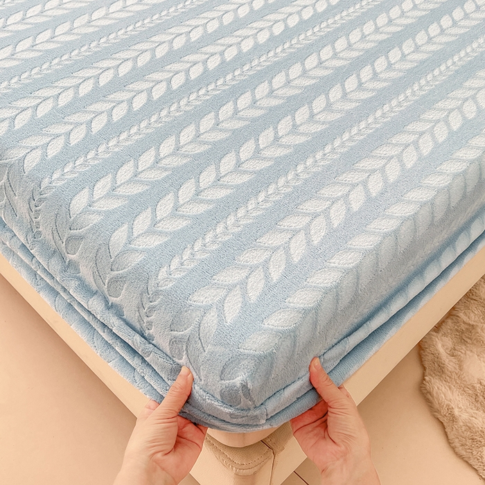 91家纺网 家纺一手货源 找家纺 三盛源 2025新款高克重雕花牛奶绒床笠三件套加厚保暖床垫保护套 麦穗-天空蓝