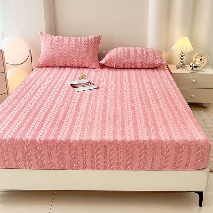 91家纺网 家纺一手货源 找家纺 三盛源 2025新款高克重雕花牛奶绒床笠三件套加厚保暖床垫保护套 麦穗-豆沙粉