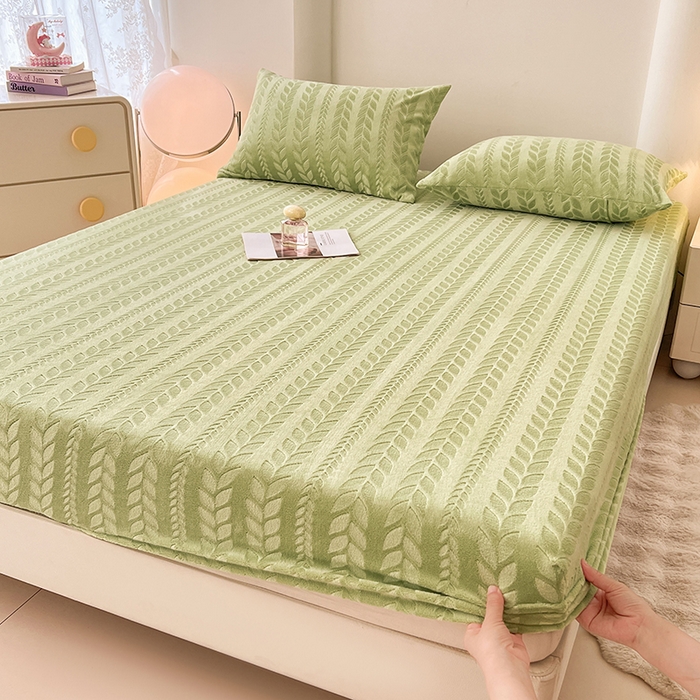 91家纺网 家纺一手货源 找家纺 三盛源 2025新款高克重雕花牛奶绒床笠三件套加厚保暖床垫保护套 麦穗-抹茶绿