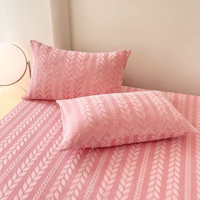 91家纺网 家纺一手货源 找家纺 三盛源 2025新款高克重雕花牛奶绒床笠三件套加厚保暖床垫保护套 麦穗-豆沙粉