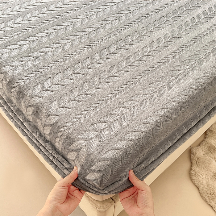 91家纺网 家纺一手货源 找家纺 三盛源 2025新款高克重雕花牛奶绒床笠三件套加厚保暖床垫保护套 麦穗-雅士灰