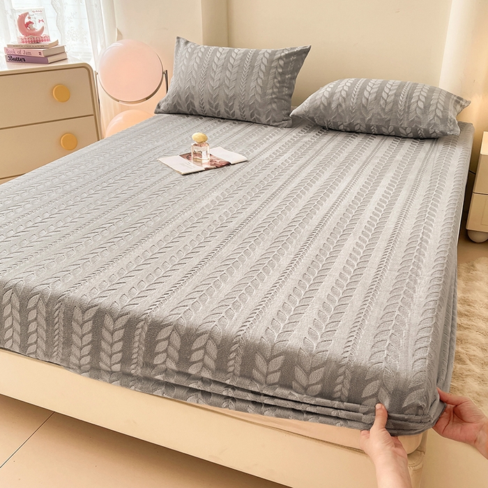 91家纺网 家纺一手货源 找家纺 三盛源 2025新款高克重雕花牛奶绒床笠三件套加厚保暖床垫保护套 麦穗-雅士灰