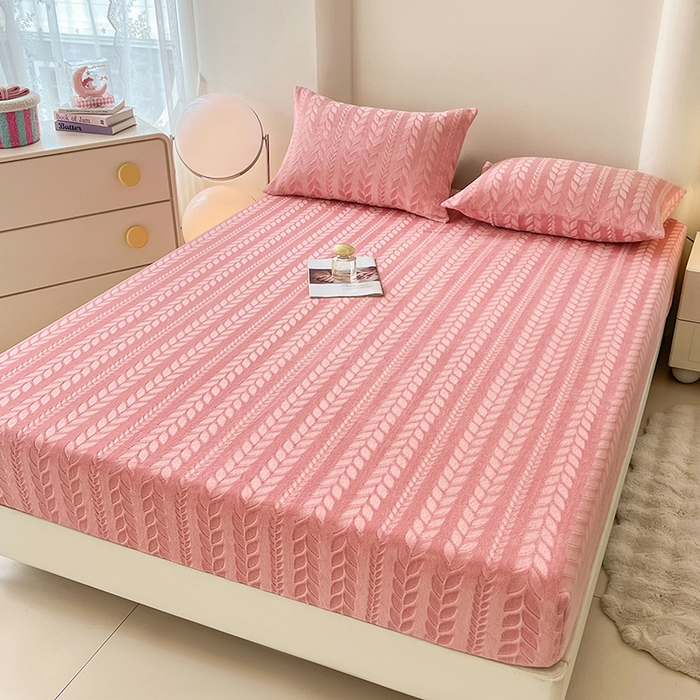 91家纺网 家纺一手货源 找家纺 三盛源 2025新款高克重雕花牛奶绒床笠三件套加厚保暖床垫保护套 麦穗-豆沙粉