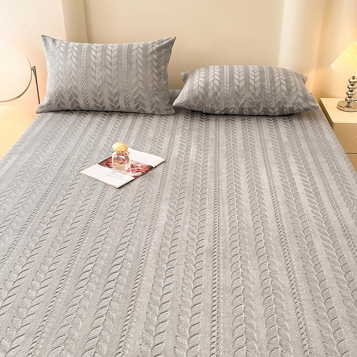 91家纺网 家纺一手货源 找家纺 三盛源 2025新款高克重雕花牛奶绒床笠三件套加厚保暖床垫保护套 麦穗-雅士灰