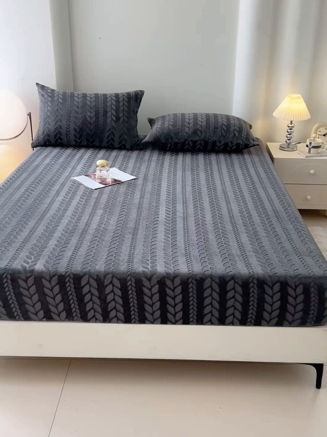 91家纺网 家纺一手货源 找家纺 三盛源 2025新款高克重雕花牛奶绒床笠三件套加厚保暖床垫保护套 麦穗-星空灰