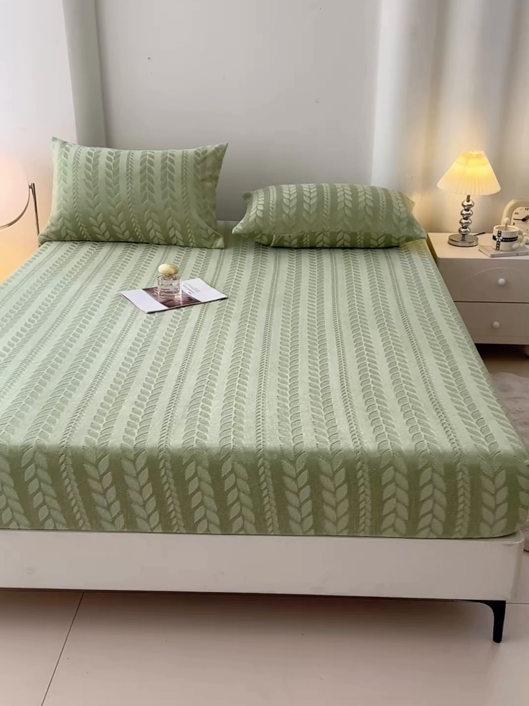 91家纺网 家纺一手货源 找家纺 三盛源 2025新款高克重雕花牛奶绒床笠三件套加厚保暖床垫保护套 麦穗-抹茶绿