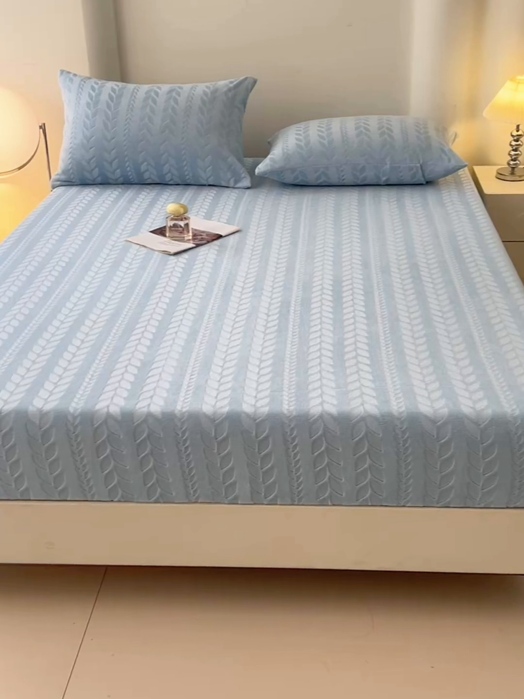 91家纺网 家纺一手货源 找家纺 三盛源 2025新款高克重雕花牛奶绒床笠三件套加厚保暖床垫保护套 麦穗-天空蓝