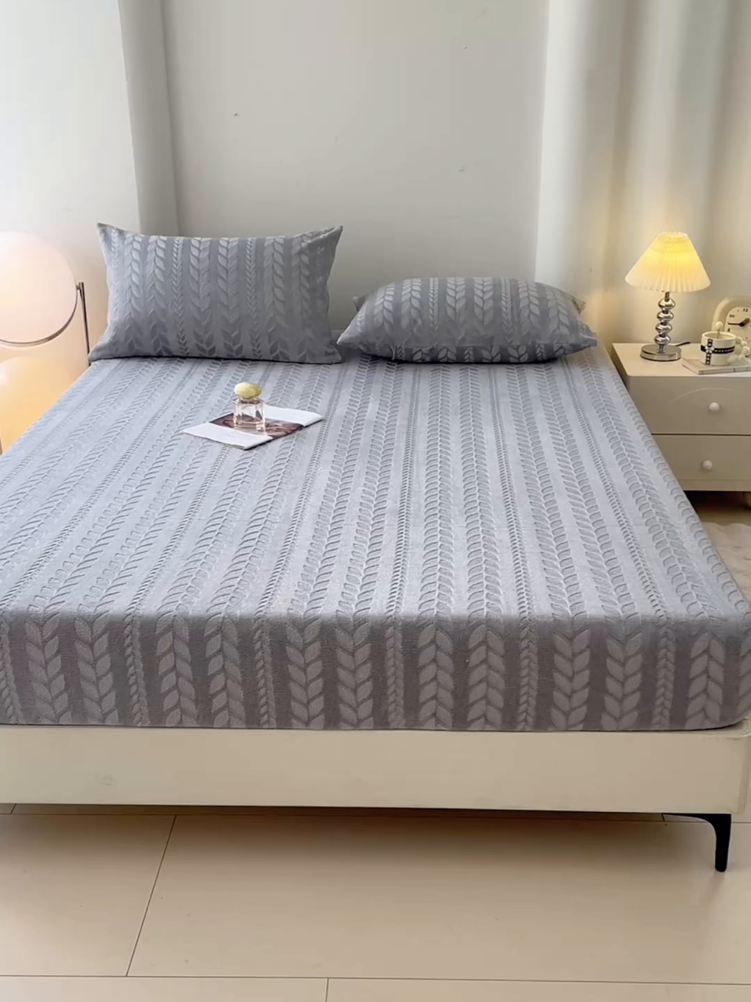 91家纺网 家纺一手货源 找家纺 三盛源 2025新款高克重雕花牛奶绒床笠三件套加厚保暖床垫保护套 麦穗-雅士灰