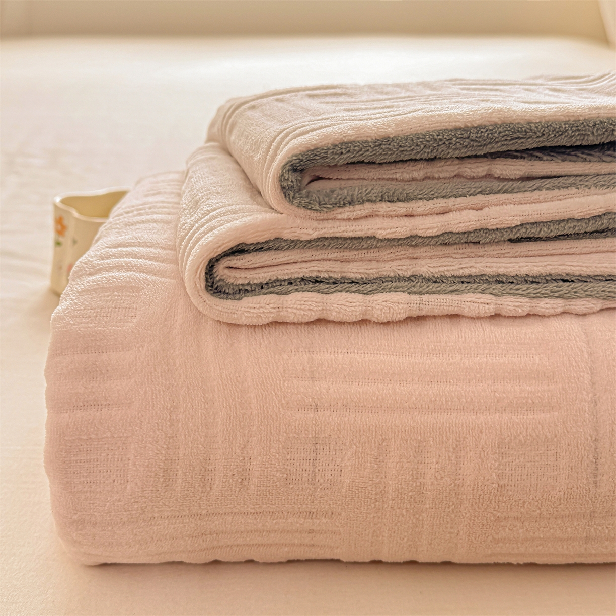 91家纺网 家纺一手货源 找家纺 （总）灰鲸 2025新款纯色雕花牛奶绒床单单品床单床单单件